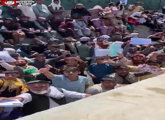 Video :To get to the Kabul airport, hundreds of Afghans must wait in filth